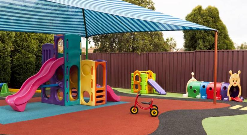 Botrány egy magyar bölcsiben: rendszeresen bugyiban és pólóban fogadta a szülőket az intézményvezető