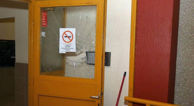 Őrjöngés egy debreceni panel előtt: ajtót tört, majd lefejelt egy embert a részegen tomboló férfi