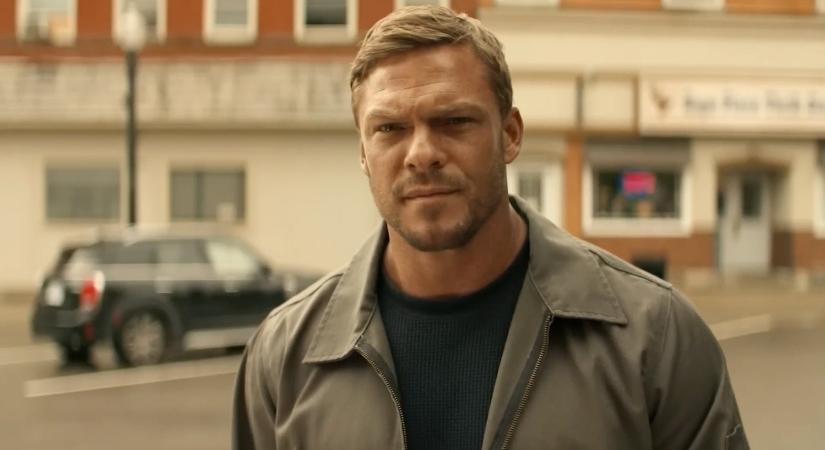 [VIDEÓ] Alan Ritchson a jelek szerint alaposan összeverte a szomszédját, miután támadt egy kis nézeteltérésük, és ezt végignézte két gyerek is a helyszínen