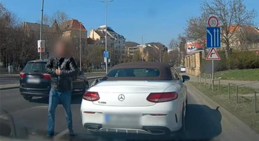 Köpködve támadt egy vétlen nőre a habzó szájú budapesti mercis – videó