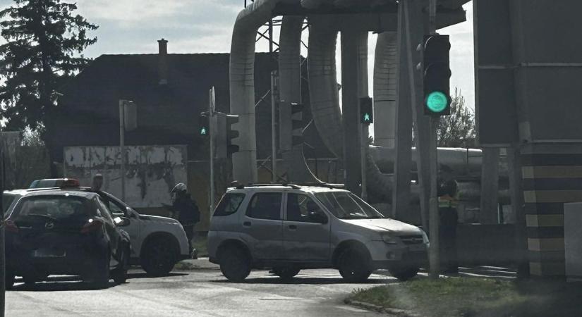 Már megint itt: baleset lassítja a forgalmat a pécsi kereszteződésnél