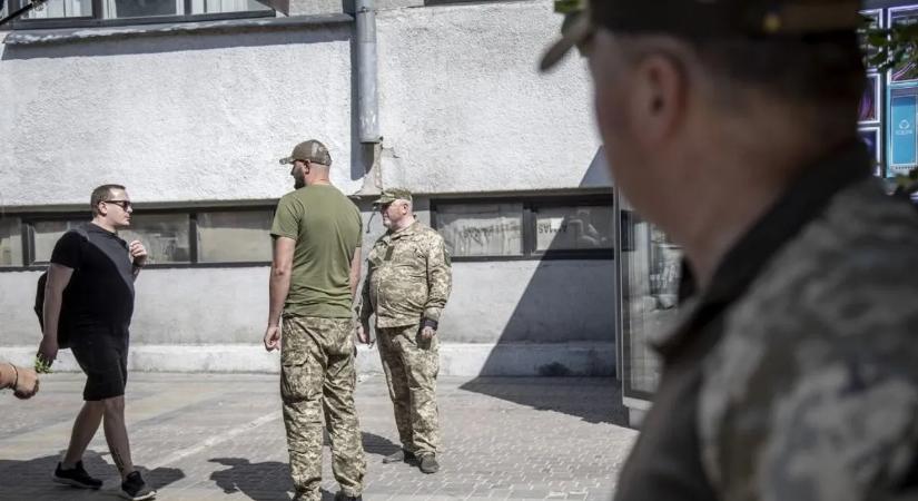 Kényszersorozás: civil férfit visznek el az utcáról a TCK emberei