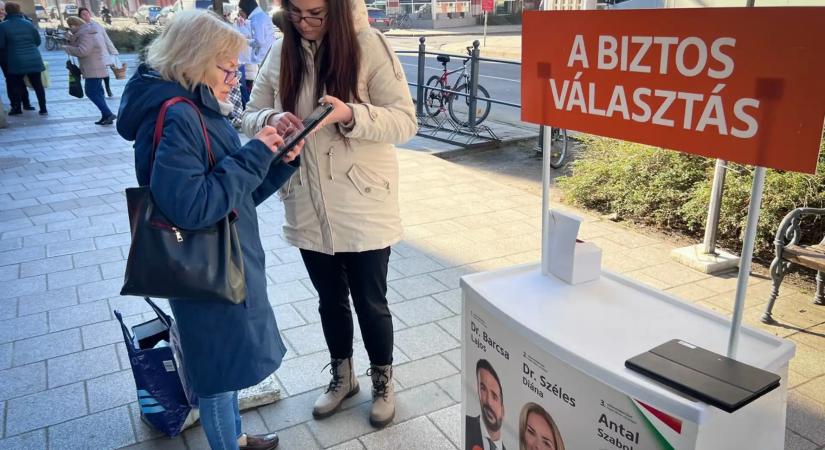 Kínai feliratú Fidesz-plakátok jelentek meg Debrecenben