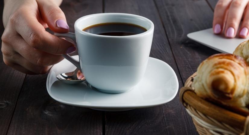 A szakértő figyelmeztet: az egészségeddel játszol, ha túl korán iszod meg a napi első kávédat - eddig érdemes várnod vele