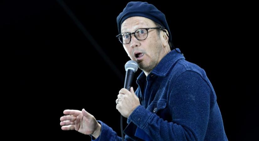 Rob Schneiderrel szelfizett a Millenárison Hajdú Péter egy jobboldali gyűlésen