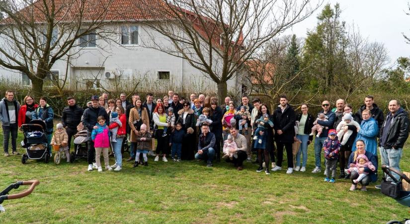 Kisbabák voltak a nap hősei – A vépi Tündérkert-ünnepségen fát ültettek a tavaly született gyermekek tiszteletére