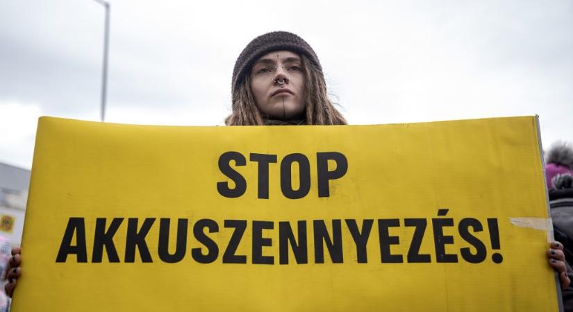 Greepeace: oldószereket és ipari eredetű anyagokat találtak a debreceni akkugyár mellett vett vízmintákban