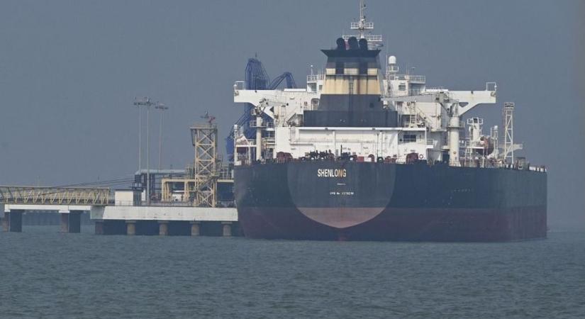 Már jegyre osztják a vizet némelyik, a Perzsa-öbölben rekedt hajón