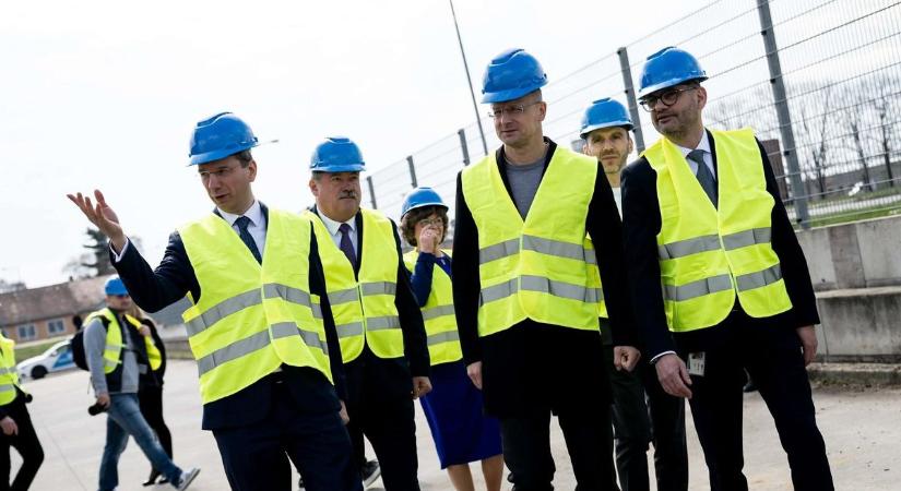 Szijjártó Péter Vasban: terepszemle az Egis Gyógyszergyárban
