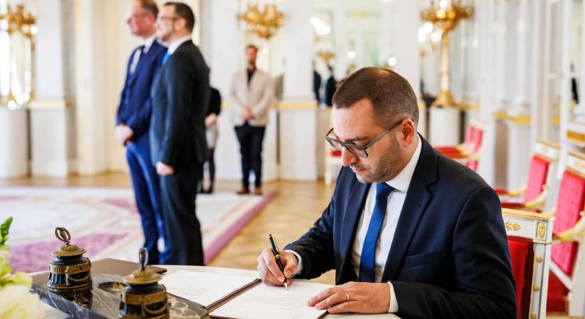 Átláthatósági törvényt sürget Lánczi Tamás