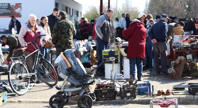 Ilyen nem gyakran fordul elő! Eddig nem látott fotókon a régiségpiac elképesztő tárgyai, amelyekért egymást taposták az emberek