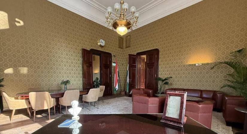 Húszmilliós tapéta és tizenegymilliós ajtók – újabb képeket posztolt Hadházy az MNB-székházról