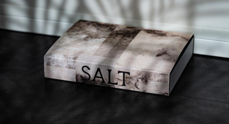 Borítójában az Ecsedi láp földje, címe nincs, ára annál inkább