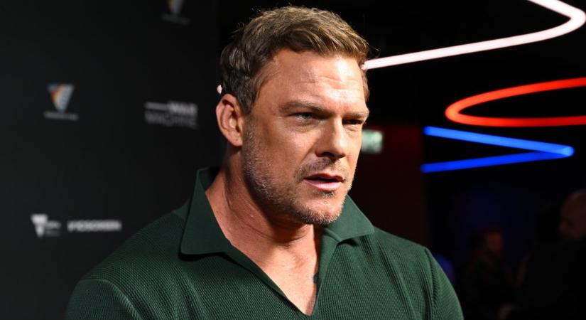 A Reacher sztárja, Alan Ritchson kertvárosban motorozott a gyerekeivel – majd jött a szomszédja és durván összeverekedtek