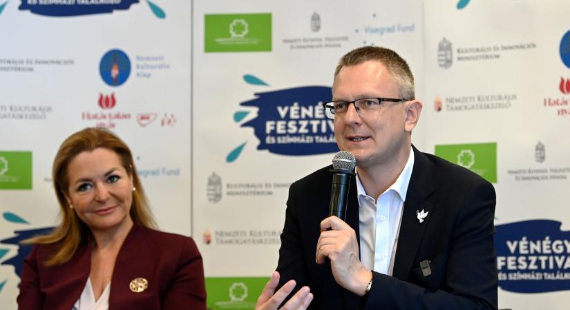 Rétvári Bence bejelentette: július elején ismét a Dunakanyarba várja a látogatókat a VéNégy Fesztivál és Színházi Találkozó