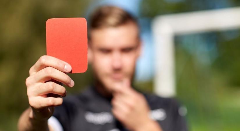 Elszabadult a pokol a futballpályán: fejbe rúgta a játékvezetőt az egyik játékos Kunhegyesen – megszólalt az edző