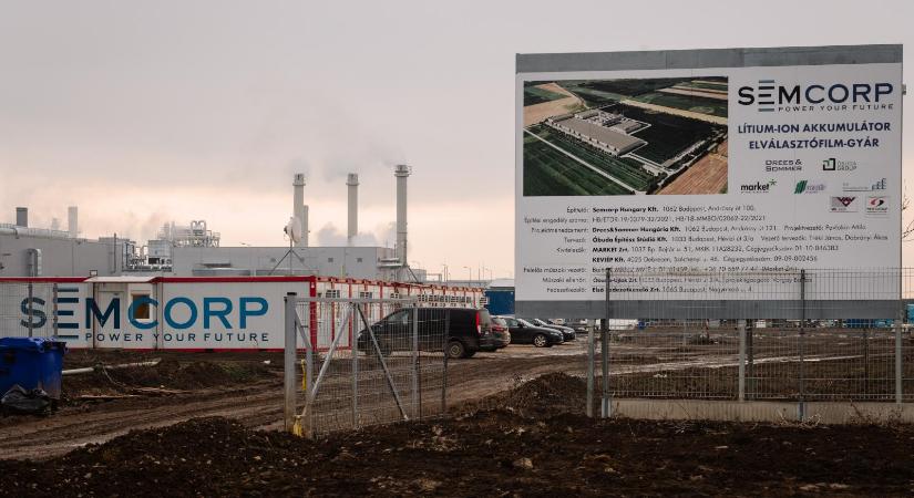 Oldószereket és vegyszereket találtak Debrecen egyik akkuipari üzeme melletti vízfolyásban