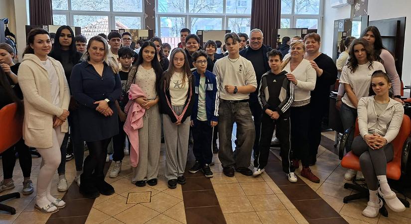 Jótékonykodástól a szakmák megmutatásáig: önkénteskedtek a debreceni iskola diákjai – fotókkal