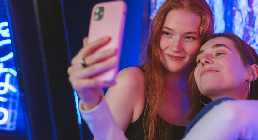 Influencer-kultúra: Miért bízunk idegenek ajánlásaiban?