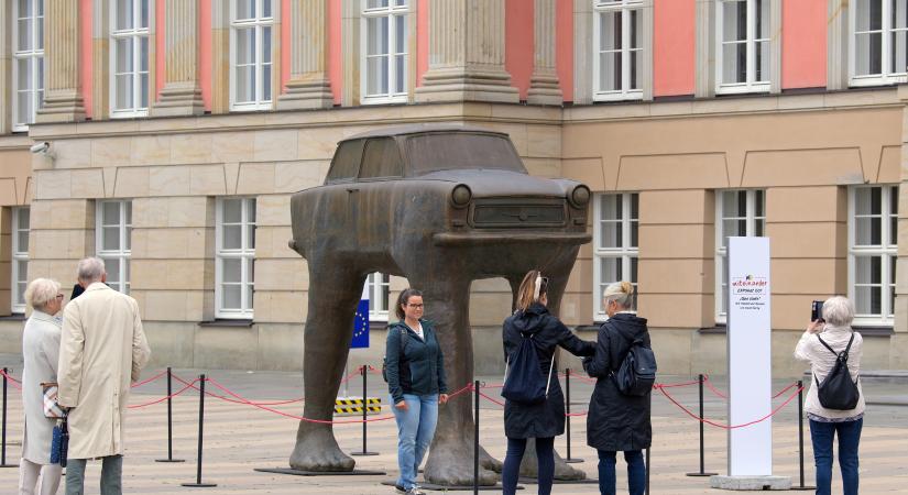 Lázálmaink megtestesítője ez a lábakat növesztő Trabant