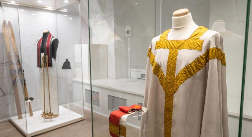 Soha nem látott ereklyék várnak a Szent II. János Pál pápa életét bemutató kiállításon (galéria)