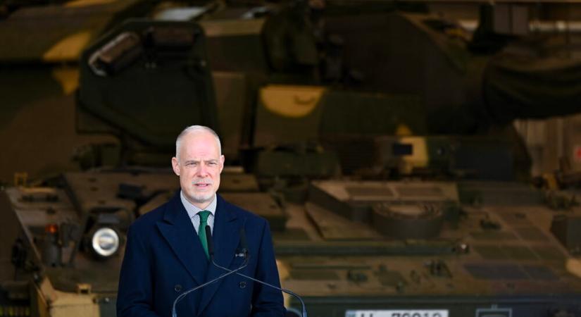 Honvédelmi miniszter: Az ország néhány héten belül sorsot választ magának