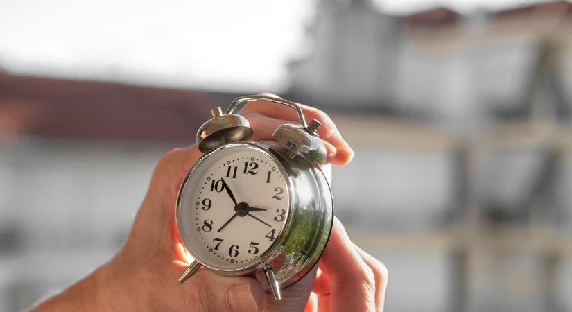 Óraátállítás 2026: megint elveszítünk egy órát – így hat a szervezetünkre