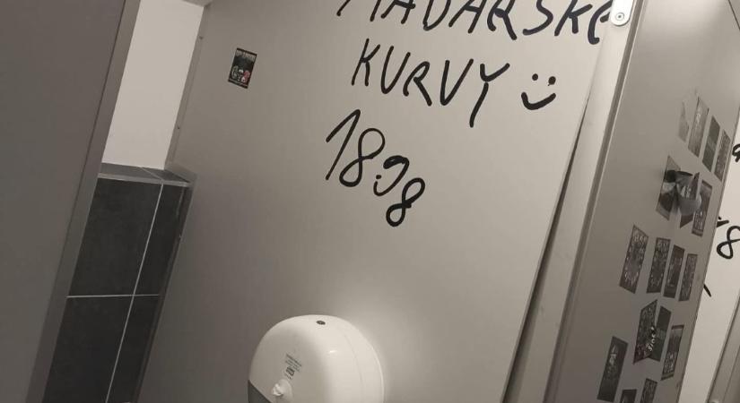 Kassán saját múltjába is belerúgott a magyargyűlölet