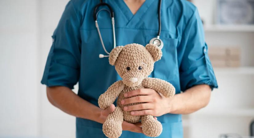 Versenyt futnak az idővel a 2 éves demens kislány szülei: „A károsodást nem lehet visszafordítani”