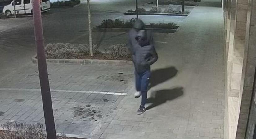 Ismeretlenek rongáltak Bajna főutcáján – a rendőrség keresi őket  fotók