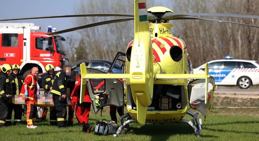 Mentőhelikopter érkezett a súlyos balesethez, egy gyermeket is kórházba vittek