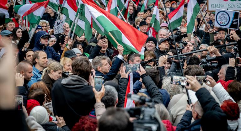 Töriötös egy Magyar Péter-szelfiért – kitört a botrány egy videó miatt