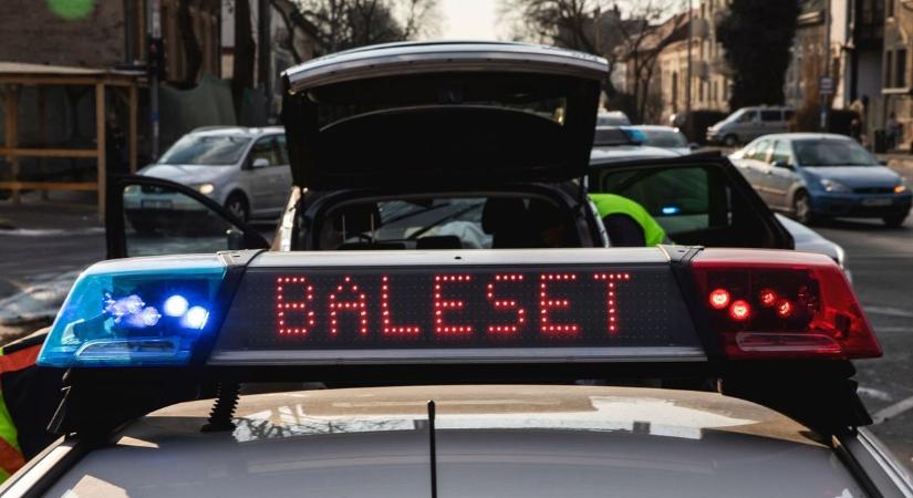 Ötös karambol történt Debrecenben, nyolc ember ült az autókban