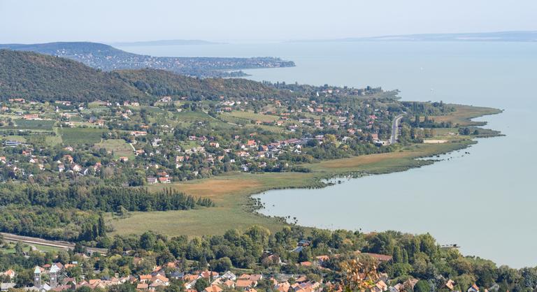 Tovább nyílik az olló a nyaralópiacon: dráguló Balaton, jó ár-érték arányú Tisza-tó