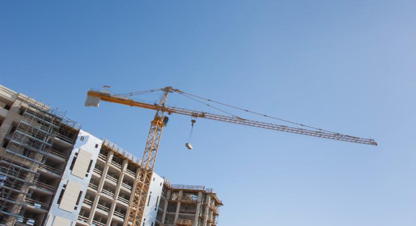 Itt a figyelmeztetés: kegyetlen áremelkedés jön az építőiparban, tömegével húzzák le a rolót a magyar cégek