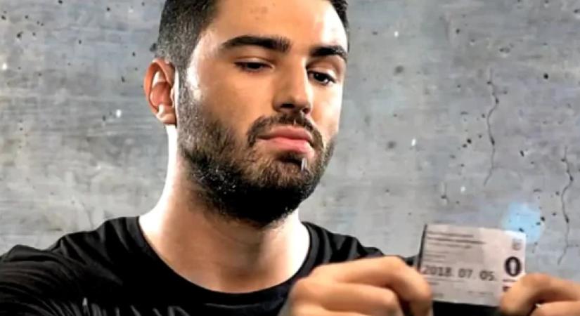 Meglepő fordulat: énekesnek állt a Showder Klub humoristája?