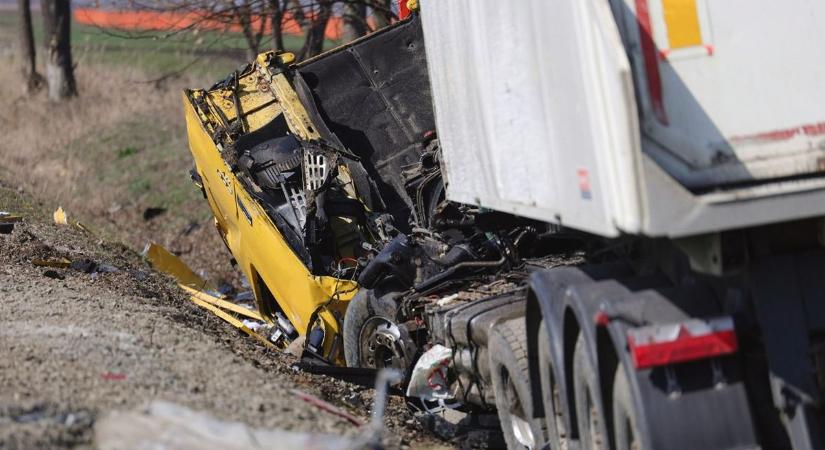Hatalmas erővel csapódott a szalagkorlátnak egy kamion Kisújszállásnál, folyik belőle az üzemanyag