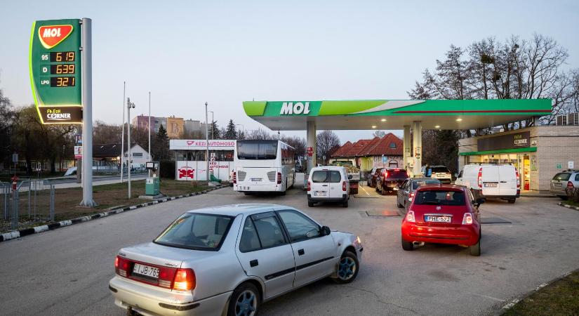 Nem enged az Orbán-kormány, nem csökkentik a benzin kiskereskedelmi adóját
