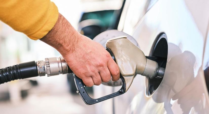 Kezdődik? Állítólag több mint 30 hazai benzinkúton vezettek be tankolási korlátozást
