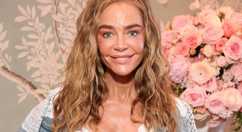 Durva, hogy néz ki Charlie Sheen 55 éves exneje az arcplasztika után: rá se ismerni Denise Richardsra