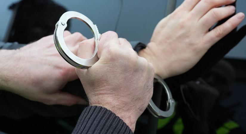 Garázdasággal gyanúsítját a férfit, aki késsel támadt a szervezőkre Radnai Márk kesztölci fórumán