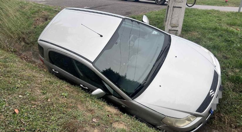 Őrület ez a nap: árokba borult egy autó Vásárosdombónál