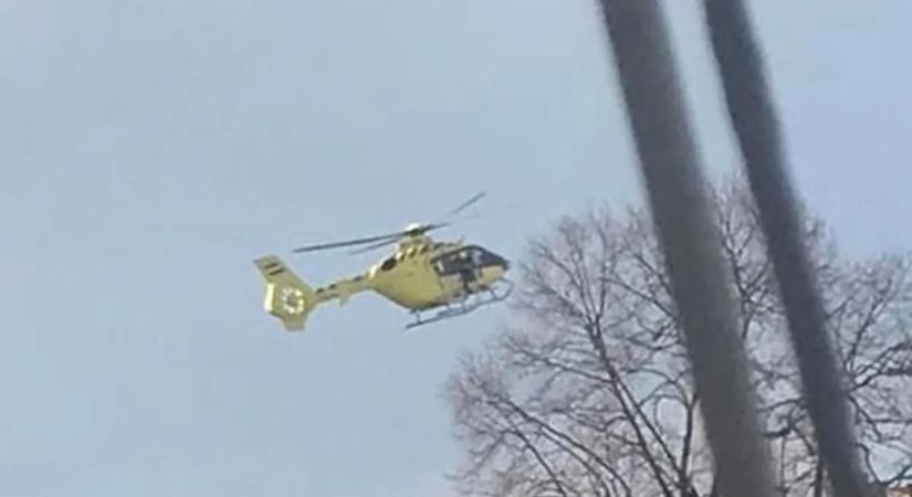 Hogyan eshetett ki az idős férfi az emeleti ablakból? – Mentőhelikopter szállt le Szécsényben