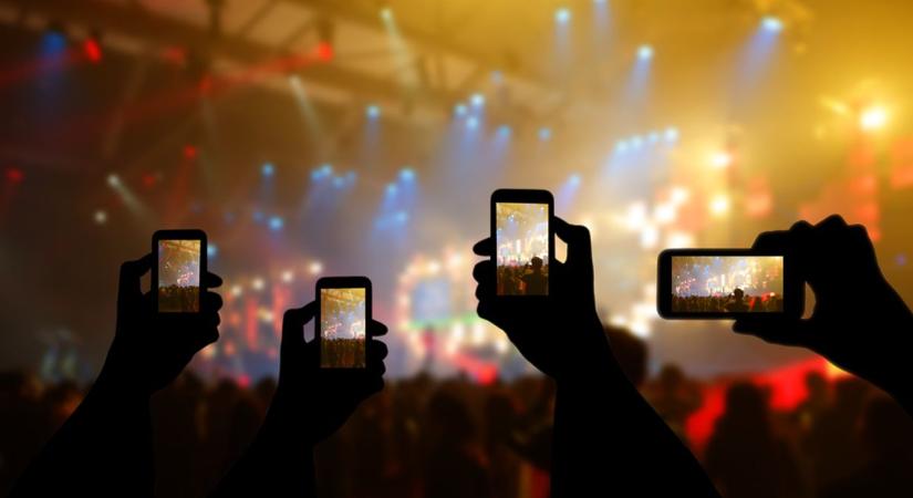 Ott voltunk, mégsem éltük meg: koncerten, családi ebéden is a telefon lett a főszereplő