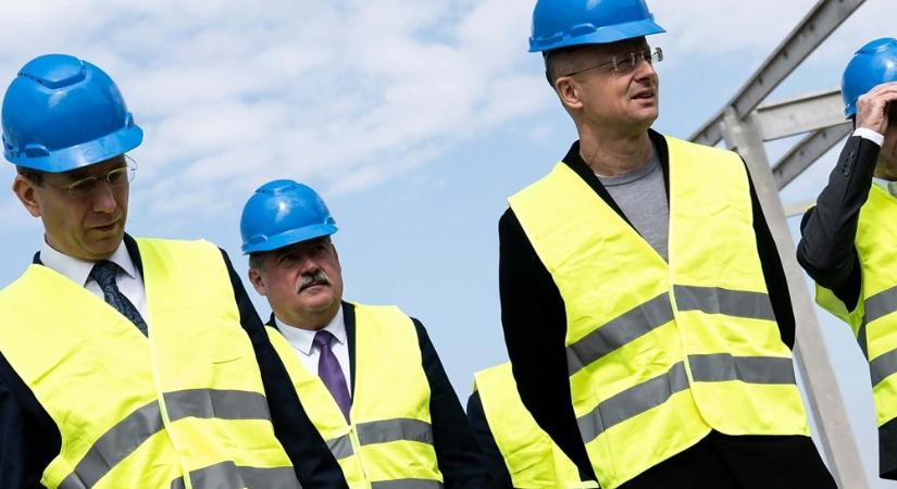 Szijjártó Péter looking at things: épülő gyógyszergyári csarnok Körmenden