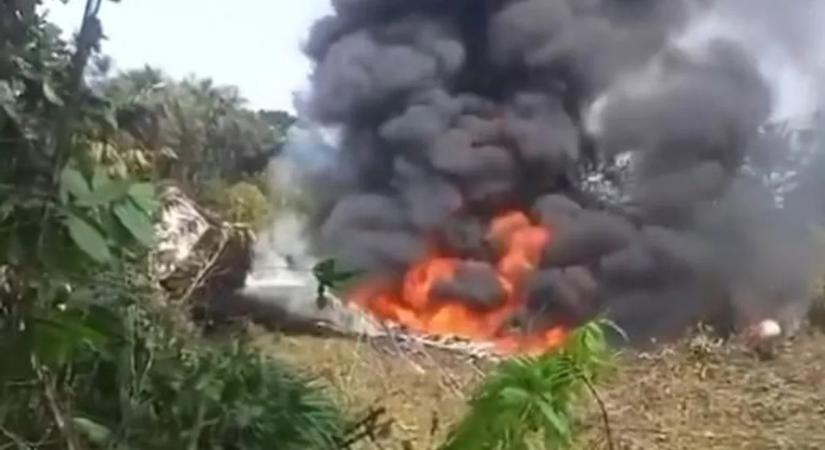 Most érkezett: lezuhant egy repülőgép, rengeteg a halott – döbbenetes videó