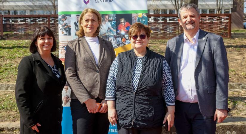 Hihetetlen átalakulás Bonyhádon: így változott meg a Perczel Technikum sportpályája (videó)