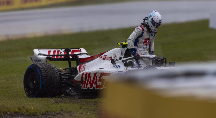 Videón a jelenet: Így lehet egy teljesen ártalmatlan helyzetben összetörni egy F1-autót