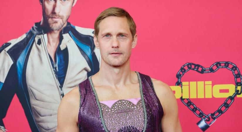 Egy Abba-emlékkoncertről se lógott volna ki Alexander Skarsgard a lila felsőjében, amit a minap felkapott