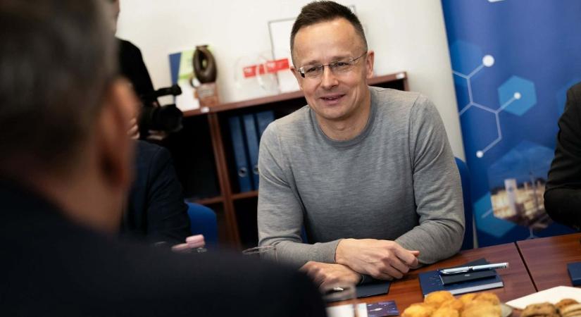 Panyi Szabolcs és a tiszás propagandasajtó próbált beleállni Szijjártó Péterbe, de öngólt lőttek